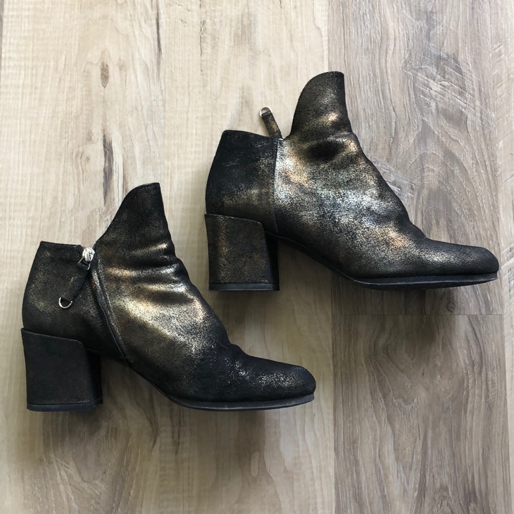 Suede black and gold bootie